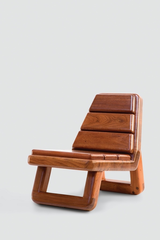 Poltrona Anil (60 cm x 78 cm x 85 cm), desenhada por Zanini de Zanine, tem estrutura de ipê-tabaco - Divulgação