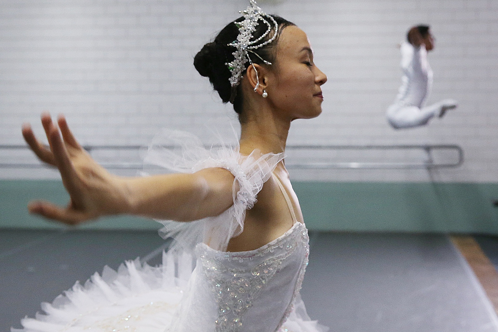 3.dez.2015 - A Companhia de Dança Cisne Negro ensaia para a temporada 2015 de "O Quebra-Nozes", em sua sede, no bairro da Vila Madalena, zona oeste de São Paulo. Esta será a 32ª edição do espetáculo tradicional de Natal. - Flavio Florido/UOL