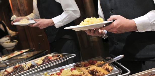 Prestadores de serviço devem consumir a mesma comida que é servida aos convidados - Getty Images