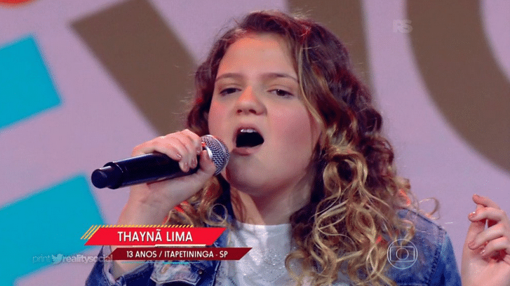 17.jan.2016 - Outro destaque do dia ficou por conta da pequena Taynã Lima, de apenas 11 anos. Ela é filha de uma ex-participante do "The Voice" adulto, reprovada no ano de 2011 - Reprodução/TV Globo