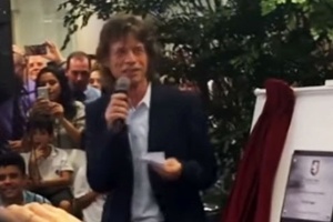 Mick Jagger durante discurso na escola do filho em São Paulo - Reprodução/Youtube - Reprodução/Youtube