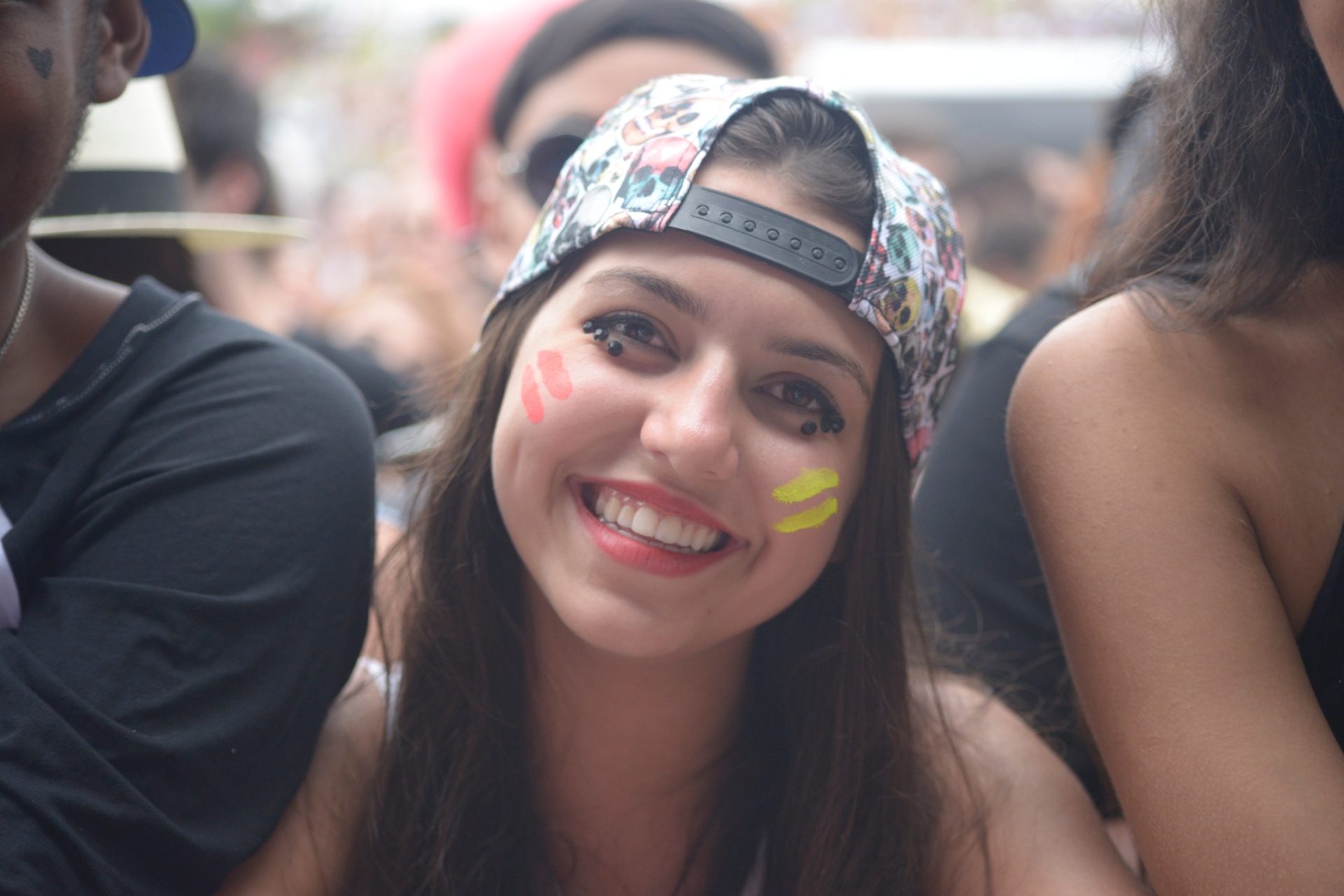 13.mar.2016 - A mineira de Varginha, Bianca Davanzo, 17, que no ano passado foi a primeira da fila para entrar no Lollapalooza só para ver o show da Marina and the Diamonds, cancelado em cima da hora, voltou este ano ao festival para finalmente realizar o sonho de ver a artista. "É impossível deixar de ser fã da Marina e neste ano eu voltei ao Lolla só para finalmente vê-la", disse a estudante. "Eu chorei muito mais este ano quando a vi no palco. Foi uma emoção incrível" - Rafael Roncato/UOL