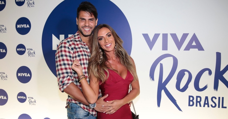 15.mar.2016 - O casal Nicole Bahls e Marcelo Bimbi chega ao Vivo Rio, no Rio de Janeiro, para o festival Nivea Viva o Rock