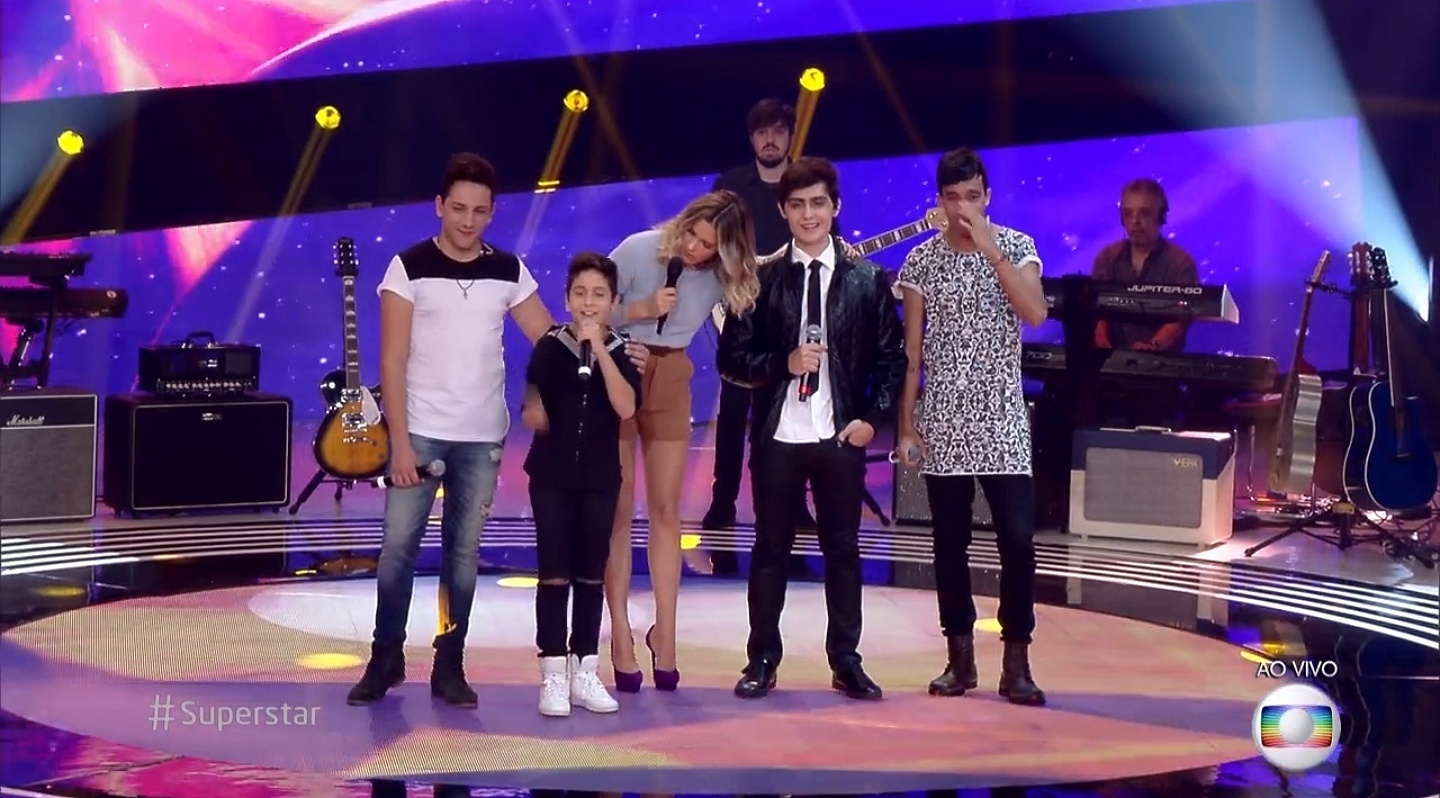 17.abr.2016 - A boyband sertaneja Tróia, que cantou "Você Mudou", versão de Cristiano Araújo, no palco do programa "SuperStar" - Reprodução/TV Globo