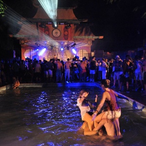 21.abr.2016 - Público se diverte durante a madrugada à beira da piscina no festival Tomorrowland, em Itu - Reinaldo Canato/UOL - Reinaldo Canato/UOL