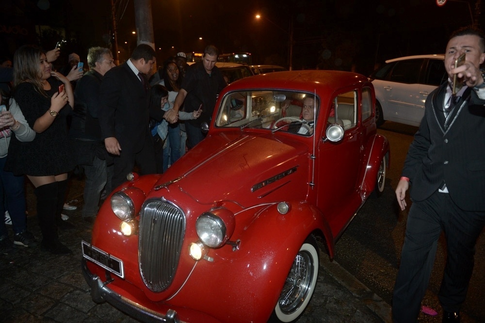 18.mai.2016 - Ainda sem poder dirigir, MC Gui chega à sua festa a bordo de um fusca vermelho 1951 - Francisco Cepeda/AgNews