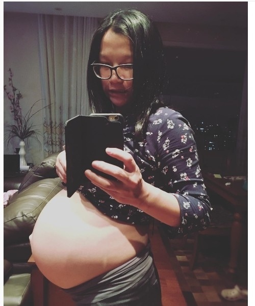 23.mai.2016- Jiang Pu entrou na contagem regressiva para o nascimento de sua primeira filha Cecília nos próximos dias. Nesta segunda-feira (23), ela publicou uma selfie no Instragam e escreveu na legenda:"37semanas já!!!!Barriga esticando no máximo!!! Melancia, pode fazer check out antes viu?" - Reprodução/Instagram/@pu.jiang1