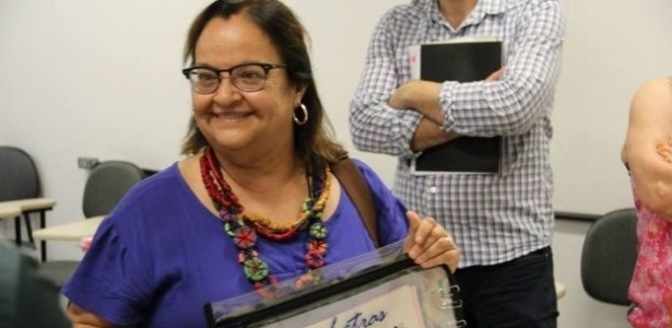 A professora Tânia Regina Oliveira Ramos recebeu os documentos e o livro - Acervo pessoal - Acervo pessoal