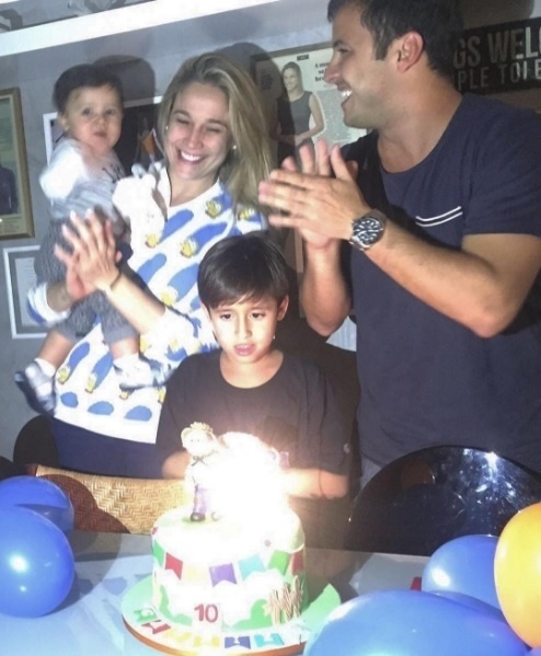 29.jun.2016 - Fernanda Gentil festejou os 10 meses de Gabriel ao lado do ex-marido, Matheus Braga. "Agora já são 10 meses ensinando que família é tudo aquilo que a gente ama, e que são válidas todas as formas - e intensidades - de amor. Nada que acontece no mundo dos adultos pode ter a ousadia de interferir no mundo encantado das crianças", afirmou a apresentadora - Reprodução/Instagram/gentilfernanda