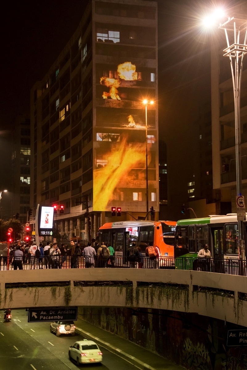 03.ago.2016 - Na noite desta quarta-feira, um prédio localizado em uma das esquinas mais famosas de São Paulo, avenida Paulista com Rua da Consolação, recebeu um show de projeções inspiradas no filme "Esquadrão Suicida", que estreia nesta quinta-feira no Brasil - Divulgação