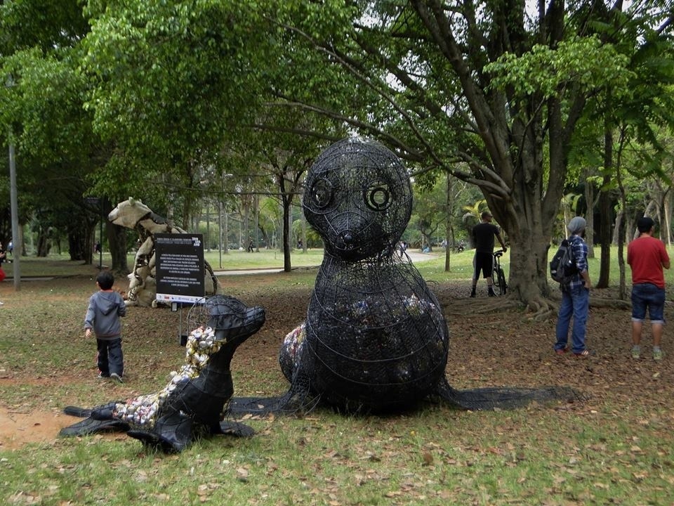 As focas de Fabio Souza foram recheadas de latinhas de cerveja amassadas; obra está exposta na Zoo Urbana, no Parque Ibirapuera, em São Paulo - Divulgação