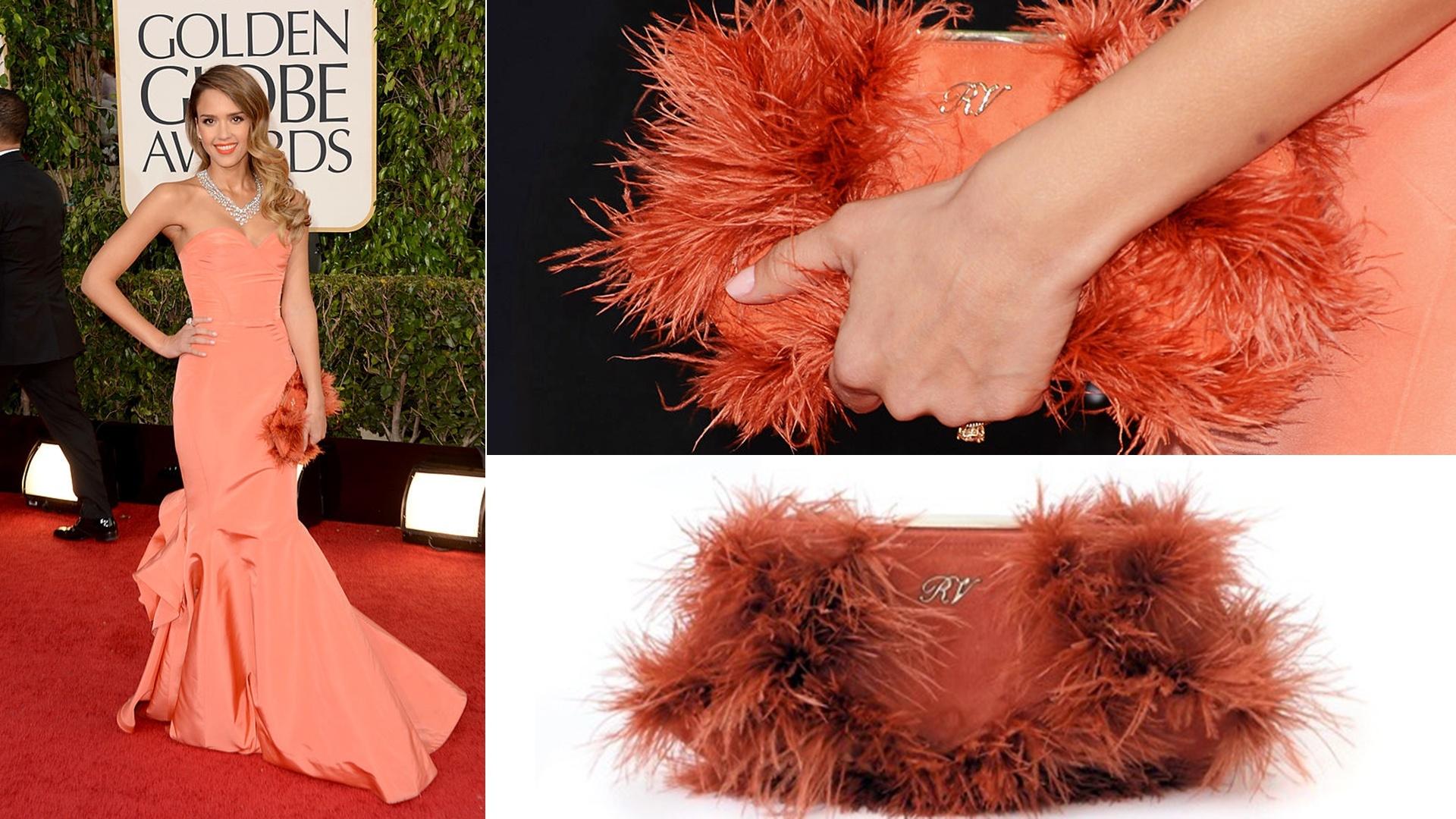 A atriz Jessica Alba, de "Sin City", ousou no Globo de Ouro: a bolsa da maison Roger Vivier (www.rogervivier.com) é chamada de Poodle e está indisponível para a compra. Vamos ter que chorar no travesseiro... mas, para ter outro modelo de festa da marca francesa, a média desembolsada é de 1.000 euros ou quase R$ 3.500 (cotação do dia 20.dez.2016) - Getty Images/ Divulgação/ Montagem UOL
