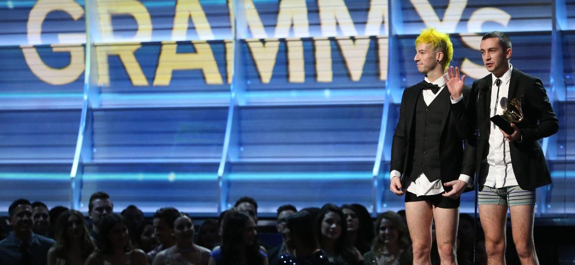 12.fev.2017 - O duo Twenty One Pilots tira as calças e recebe o Grammy de melhor performance de duo ou grupo pop só de cuecas - Lucy Nicholson/Reuters
