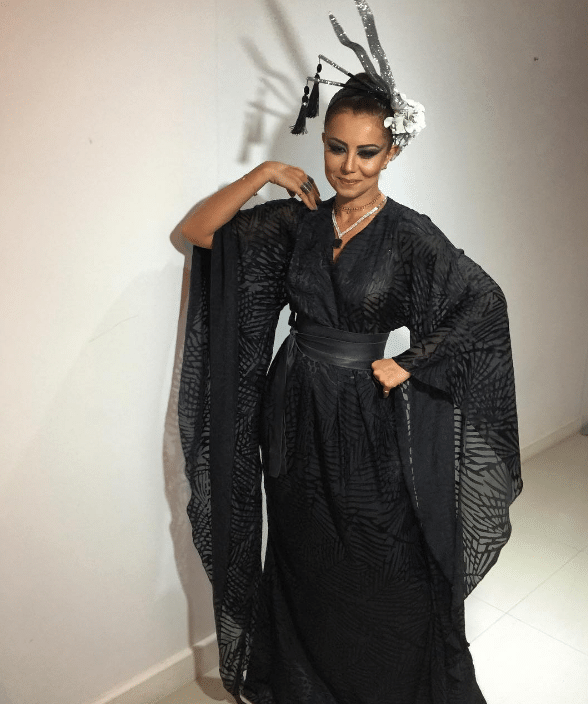 A atriz Simone Soares capricha na fantasia de gueixa para o baile de Carnaval do Copacabana Palace - Reprodução/Instagram/@simonesoares