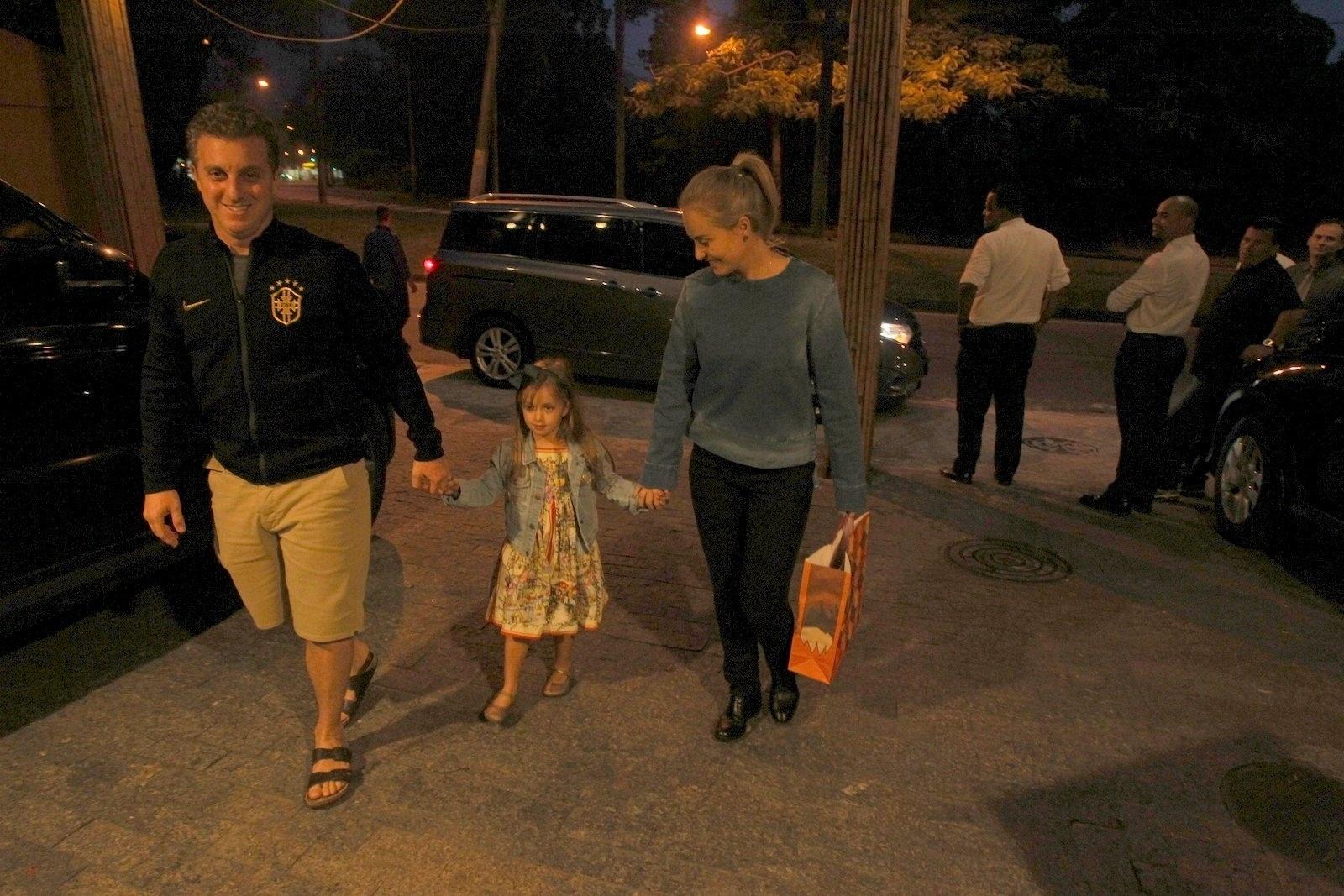 Luciano Huck e Angélica comparecem ao aniversário da filha de Grazi Massafera e Cauã Reymond acompanhados da filha, Eva - Marcello Sá Barretto/AgNews