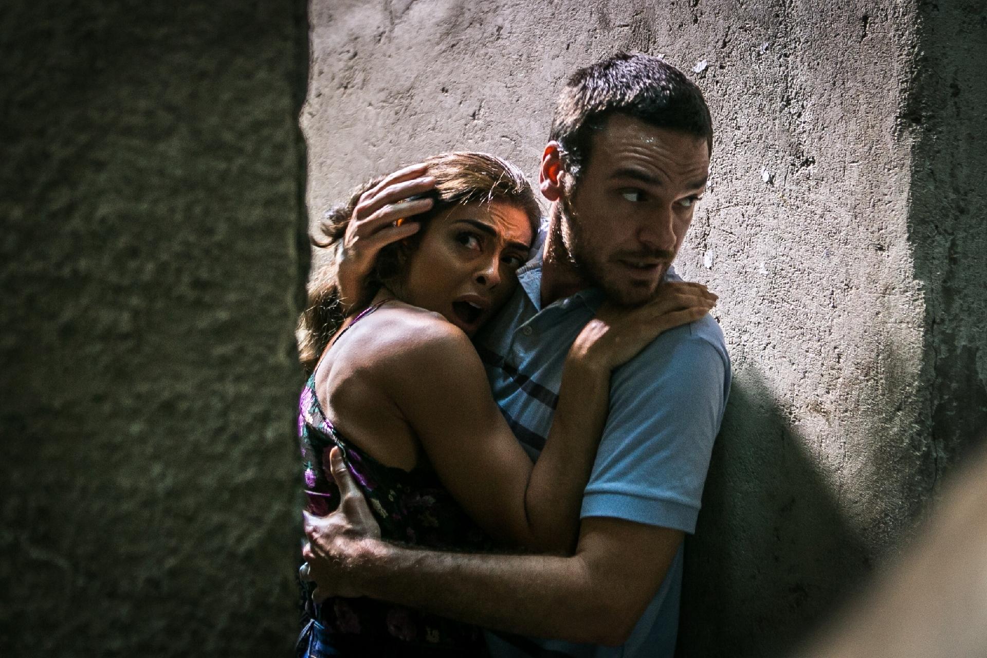 Bibi (Juliana Paes) ajuda Rubinho (Emilio Dantas) a fugir da prisão em "A Força do Querer" - Raquel Cunha/TV Globo