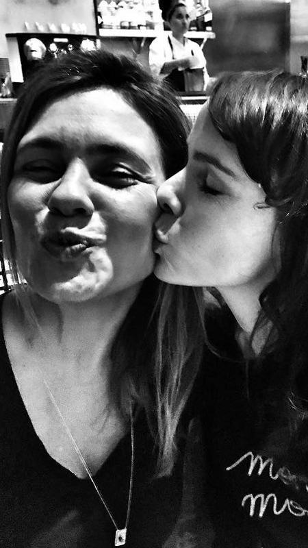 Adriana Esteves ganha beijo de Débora Falabella - Reprodução/Instagram