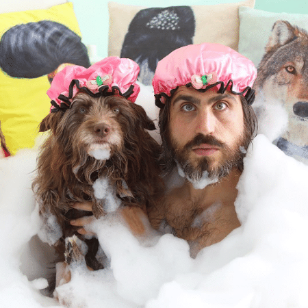 O artista americano Topher Brophy e seu cão, Rosenberg - Reprodução/Instagram