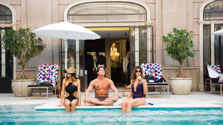 “Pega Pega”, esbanjando luxo, vai mostrar Nanda Costa, Mariana Santos e Rômulo Neto, todos cheios de presença à beira da piscina em seus próximos capítulos - Divulgação / TV Globo - Divulgação / TV Globo