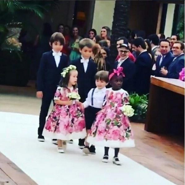 As damas e os pajens do casamento entraram primeiro que os noivos. Titi, filha de Giovanna Ewbak e Bruno Gagliasso entrou carregando as alianças - Reprodução/Instagram