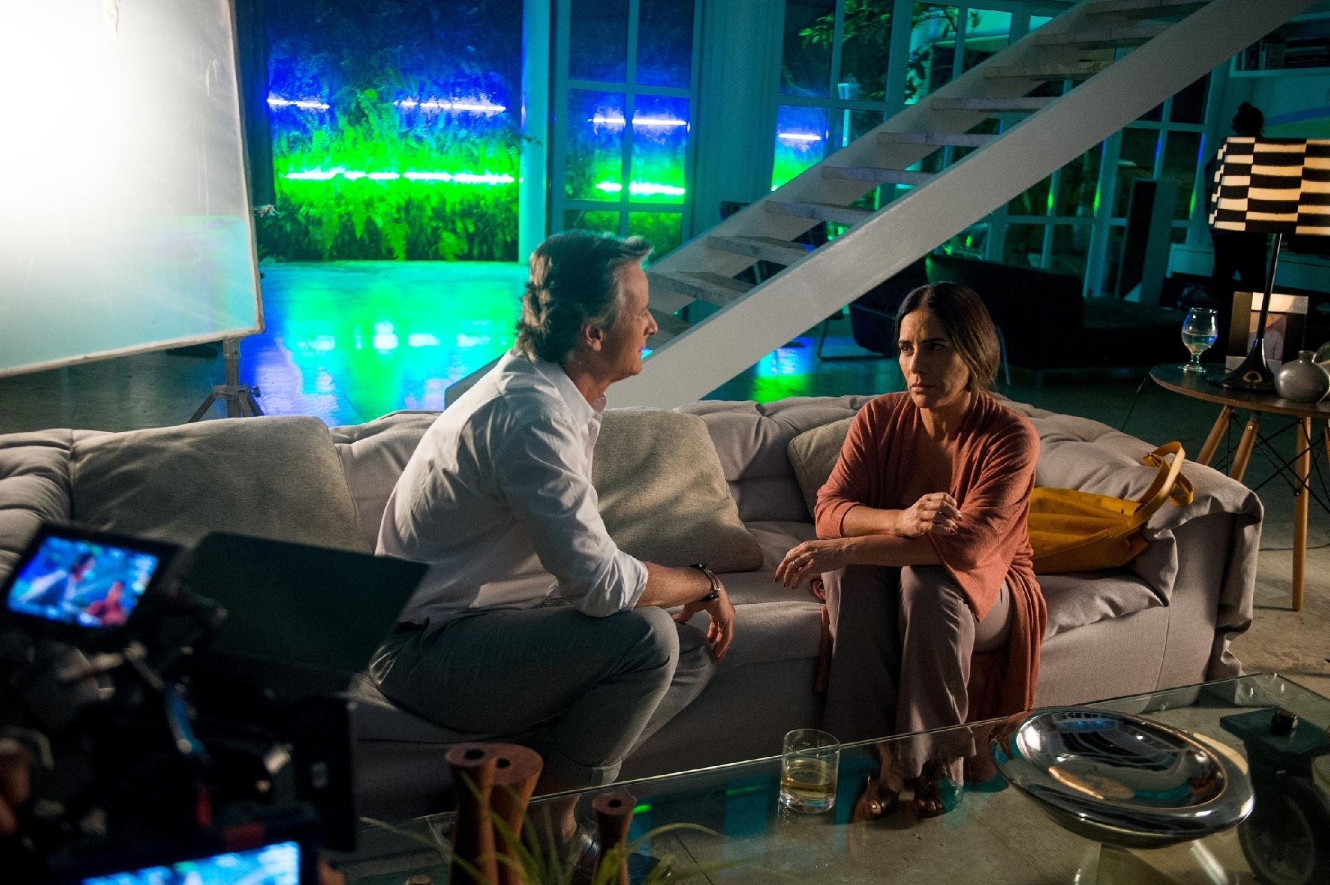 Marcello Novaes e Gloria Pires em gravação de "O Outro Lado do Paraíso" no apartamento de Renan - Raquel Cunha/TV Globo