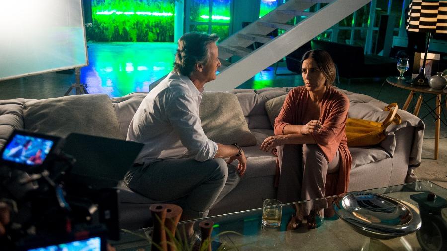 Marcello Novaes e Gloria Pires em gravação de "O Outro Lado do Paraíso" no apartamento de Renan - Raquel Cunha/TV Globo