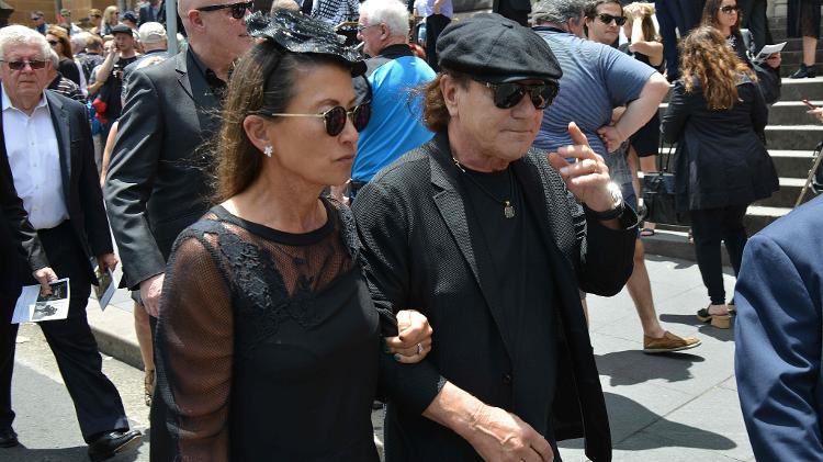 Homenagens no funeral de Malcolm Young tiveram o irmão, Angus, carregando guitarra e ex-integrantes, como Brian Johnson - AFP PHOTO / PETER PARK - AFP PHOTO / PETER PARK