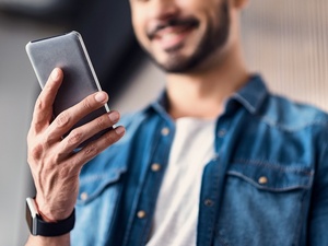 Homem mexendo no celular - Getty Images/iStockphoto - Getty Images/iStockphoto