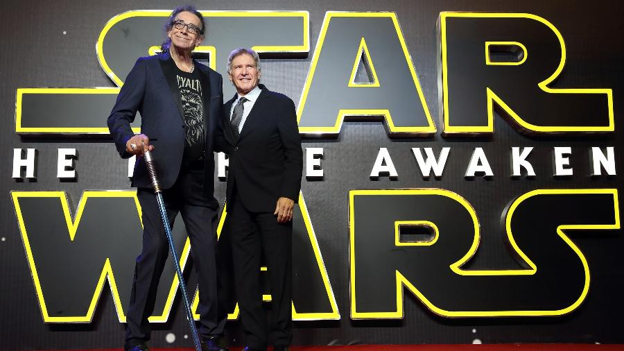 Peter Mayhew e Harrison Ford na pré-estreia de "Star Wars: O Despertar da Força", em 2015, o último filme da franquia que fizeram juntos - Mike Marsland/WireImage