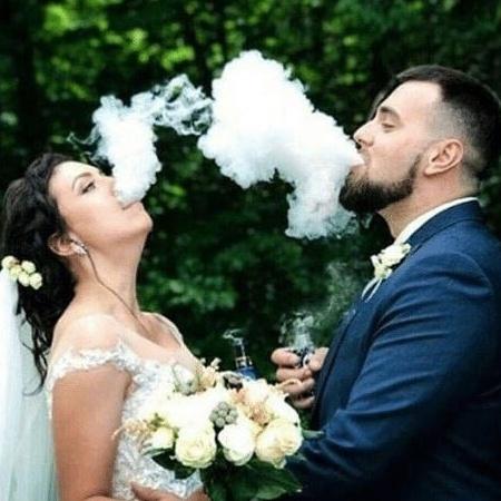 Noivo e noiva usando cigarro eletrônico - Reprodução/Twitter