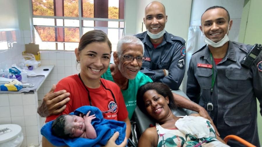 A Sargento Nardely (à frente) segura a bebê Lorena, ao lado dos colegas de guarnição, da mãe Lucimar e de médico do hospital São Judas Tadeu - Divulgação