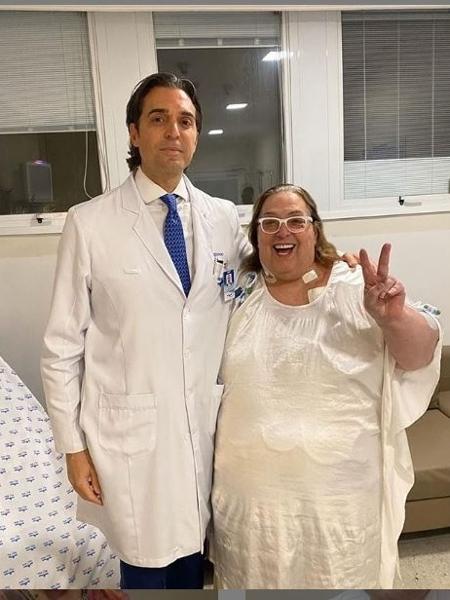 A apresentadora Mamma Bruschetta posou ao lado do médico no Hospital São Luiz Itaim, onde passou por cirurgia para retirada do estômago - Reprodução/Instagram