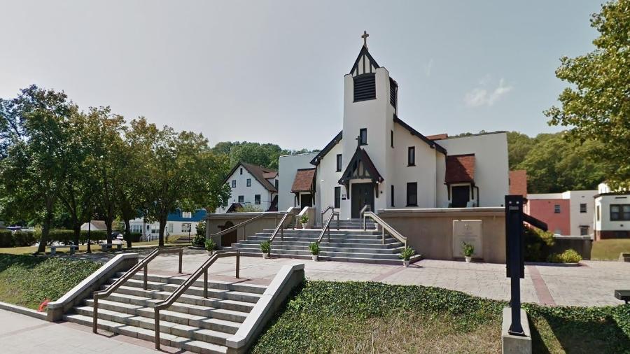 O reverendo Richard Bucci atua na Igreja do Sagrado Coração, no estado de Rhode Island - Reprodução/NBC News