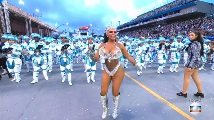 Ana Beatriz Godói, que perdeu as asas da fantasia no desfile da Rosas de Ouro - Reprodução/TV Globo - Reprodução/TV Globo