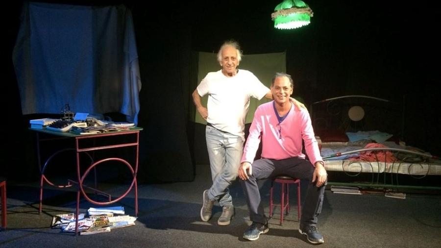 O jornalista Marcelo Migliaccio (sentado) e o pai Flávio Migliaccio (em pé) em foto publicada hoje - Reprodução/Facebook 