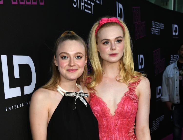 As atrizes e irmãs Dakota Fanning e Elle Fanning