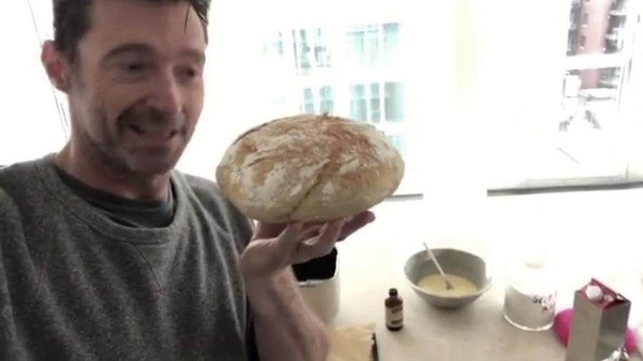 Hugh Jackman assando pão em casa - Reprodução/Instagram