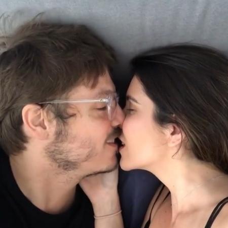 Fabio Porchat postou um vídeo beijando a esposa Nataly Mega para desejar feliz aniversário - Reprodução / Instagram