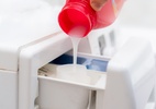 Amaciante com álcool: para que serve a mistura e quais cuidados tomar (Foto: Getty Images/iStockphoto)