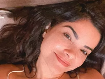 Vanessa Giácomo posa com biquíni diferentão em viagem a Búzios