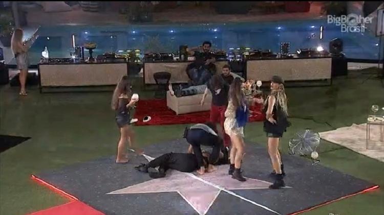 BBB 21: Pocah cai durante festa do líder - Reprodução/Globoplay