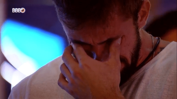 BBB 21: Arthur chora ouvindo música que o faz lembrar da avó - Reprodução/Globoplay