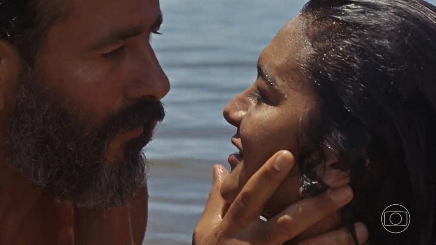Pantanal: Zé Leôncio (Marcos Palmeira) e Filó (Dira Paes) se beijam na prainha - Reprodução/TV Globo