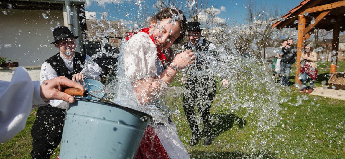 Tradição de Páscoa na Eslováquia é dar um banho de água fria nas mulheres - Robert Nemeti/Future Publishing via Getty Images