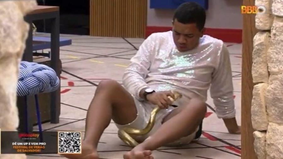 BBB 23: Bruno sensualiza com objeto de decoração - Reprodução/Globoplay