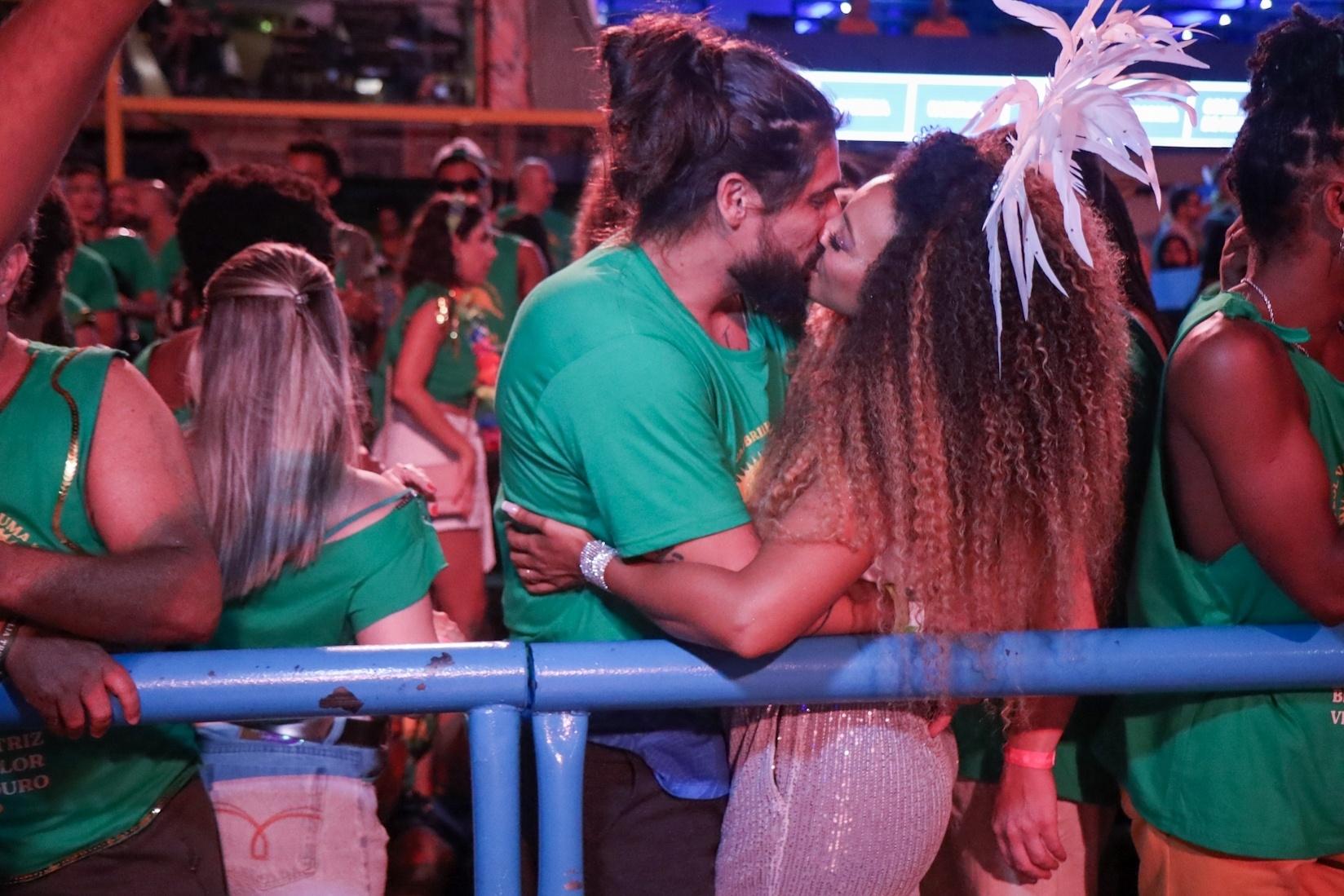 Sheron Menezzes beijou o marido, Saulo Bernard, na Sapucaí - Thyago Andrade / Brazil News