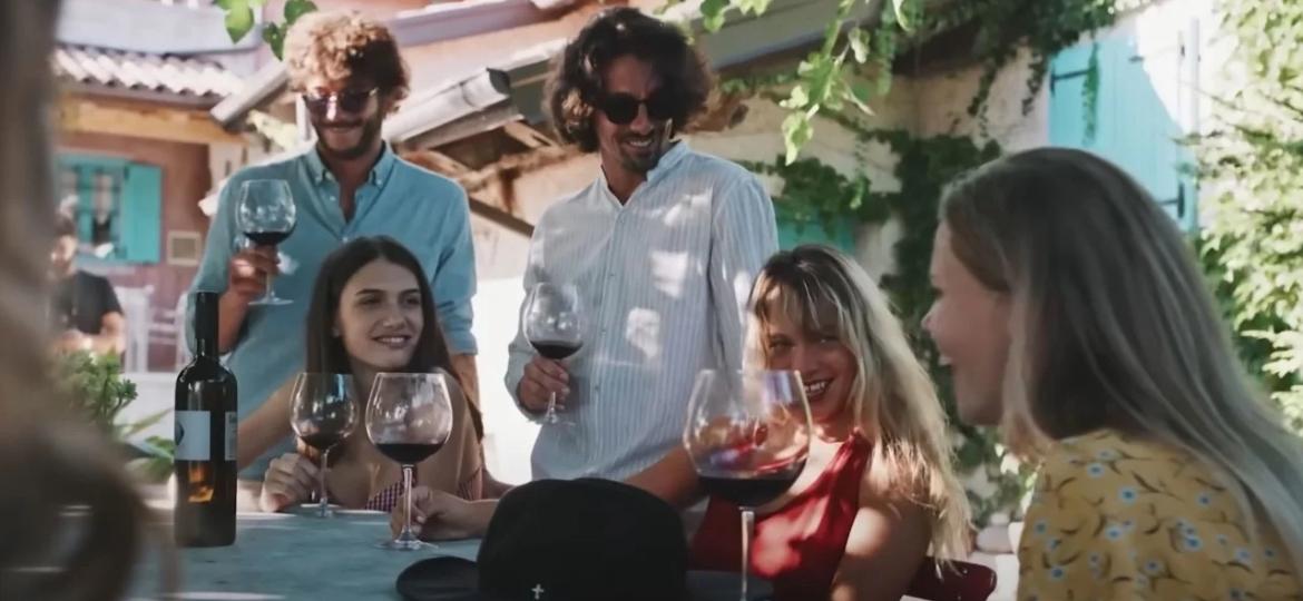 Esta cena de jovens bebendo vinho é parte de uma campanha para promover o turismo na Itália -- mas ela foi filmada na Eslovênia - Divulgação/Ministero del Turismo