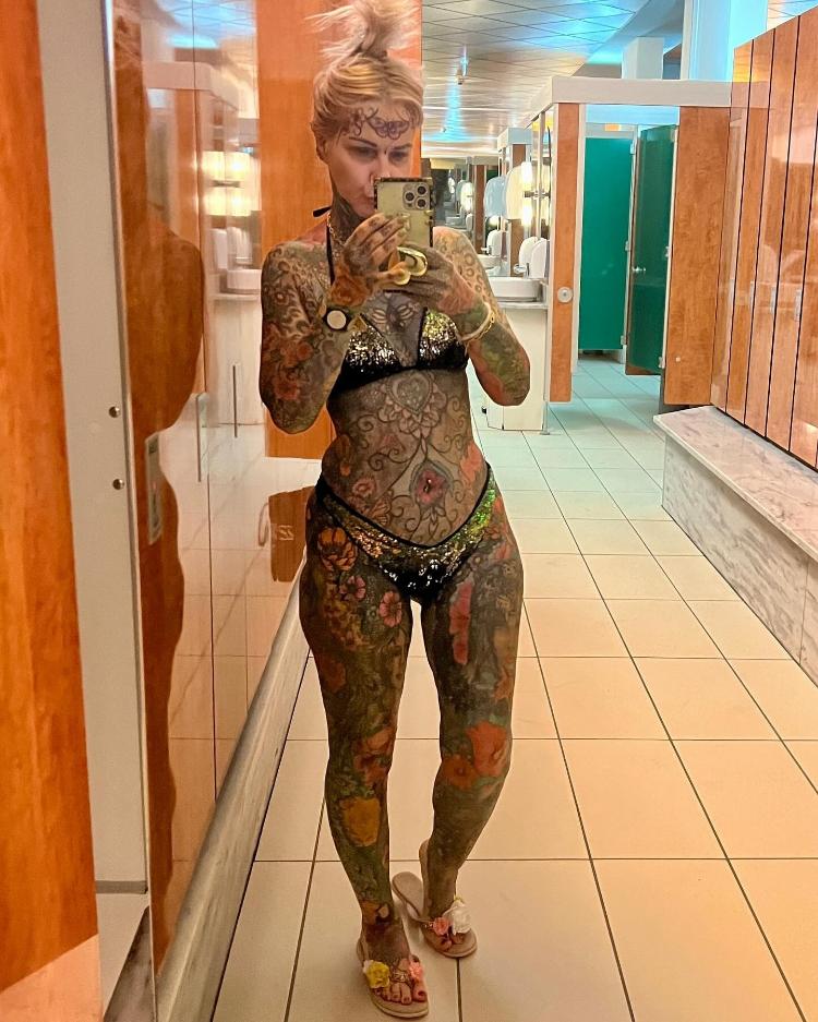 De biquíni, Kerstin Tristan exibe tatuagens e arranca suspiros dos seguidores