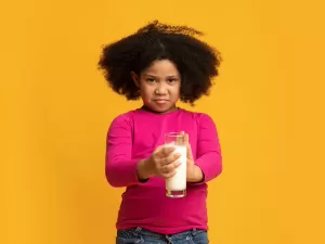 Alergia ao leite de vaca pode atrasar o crescimento da criança?