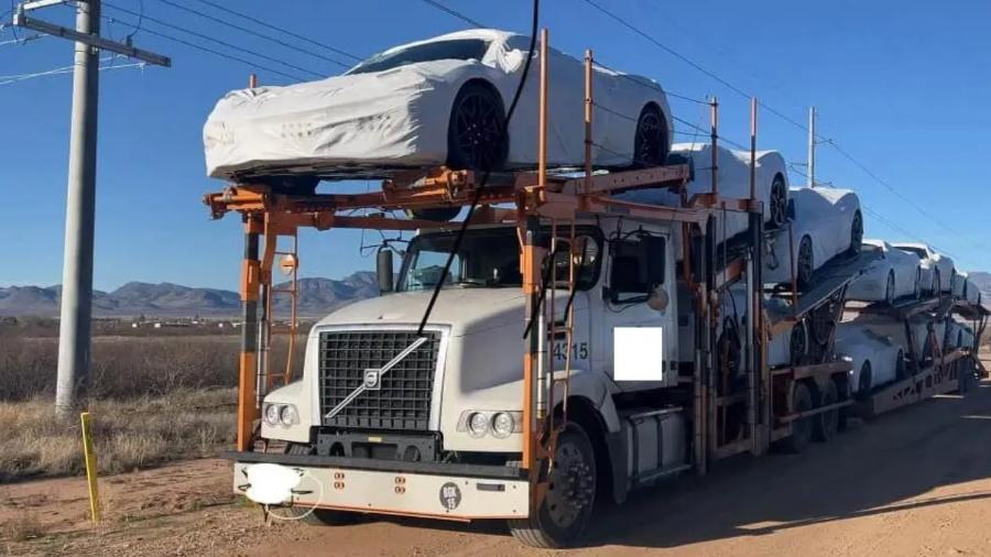 Caminhão-cegonha com Corvettes é recuperado nos EUA